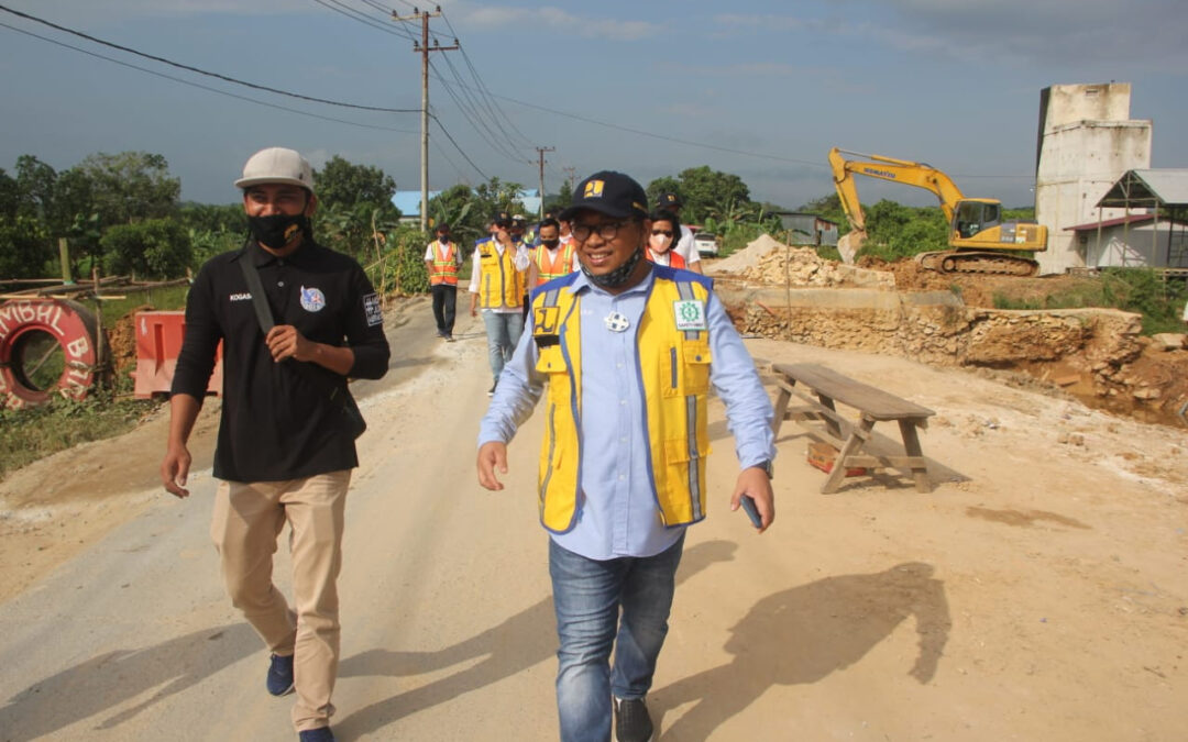 Menyambung Lidah Rakyat dari Barat sampai Timur Kaltim (1): “Mengeroyok” Jalan Rusak