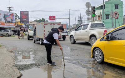 Mengisi Resesnya, Anggota DPR RI yang Viral Ini Tinjau Jalan Rusak di Samarinda