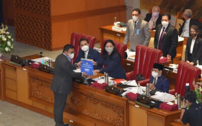 Dr. H. Irwan Serahkan Catatan Fraksi PD Terhadap UU Jalan 38 Tahun 2004 ke Ketua DPR RI