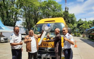 Dr.H.Irwan Serahkan Bantuan Bus Sekolah untuk STIPER Kutim